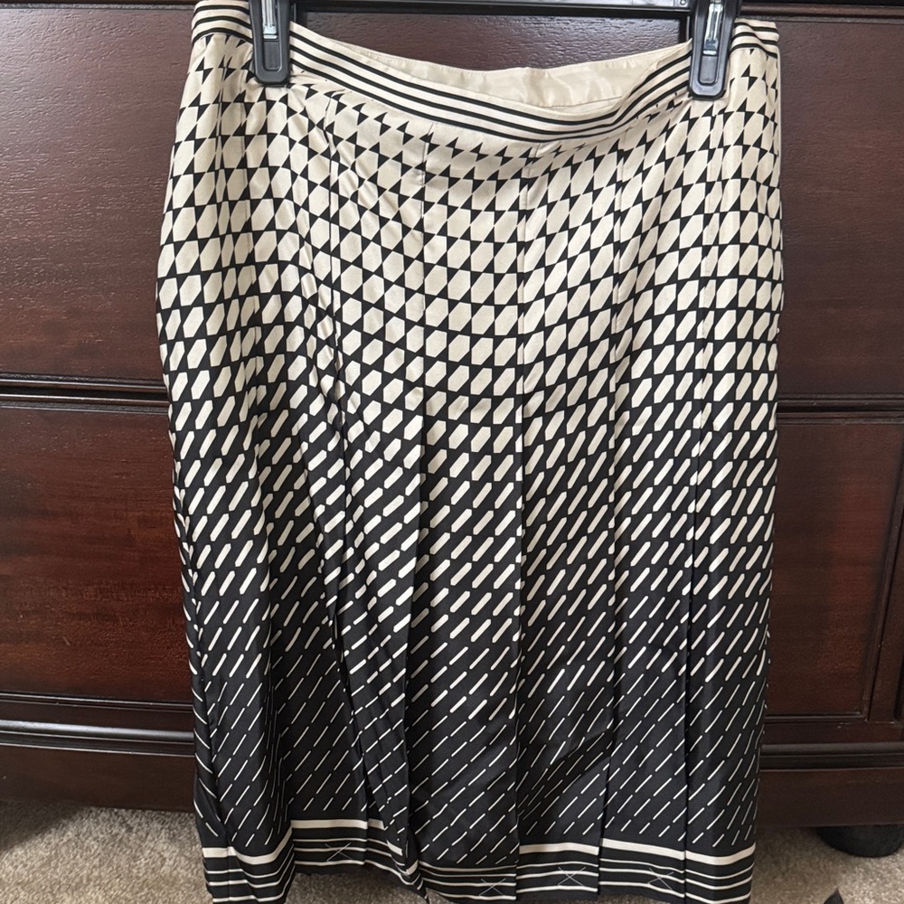 Ann Taylor-Elegant Black and White Pleated Skirt-size 8